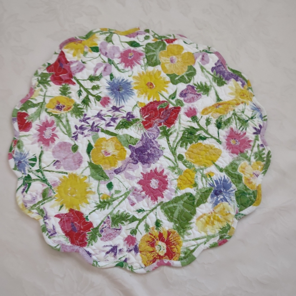 Floral Round Scallop Quilted Cotton Placemat